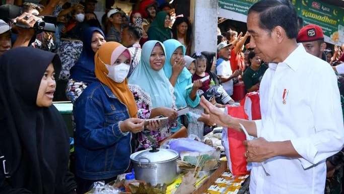Presiden Jokowi waktu meninjau keyersediaan bahan pokok di Jawa Timur ( foto: BPMI Serwapres)