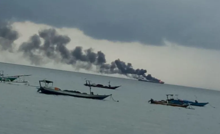 Kapal MT Christin mengangkut bahan bakar minyak (BBM) Pertamina terbakar di tak jauh dari Terminal BBM Ampenan, Kota Mataram, Nusa Tenggara Barat, Minggu 26 Maret 2023. (Foto: Antara)
