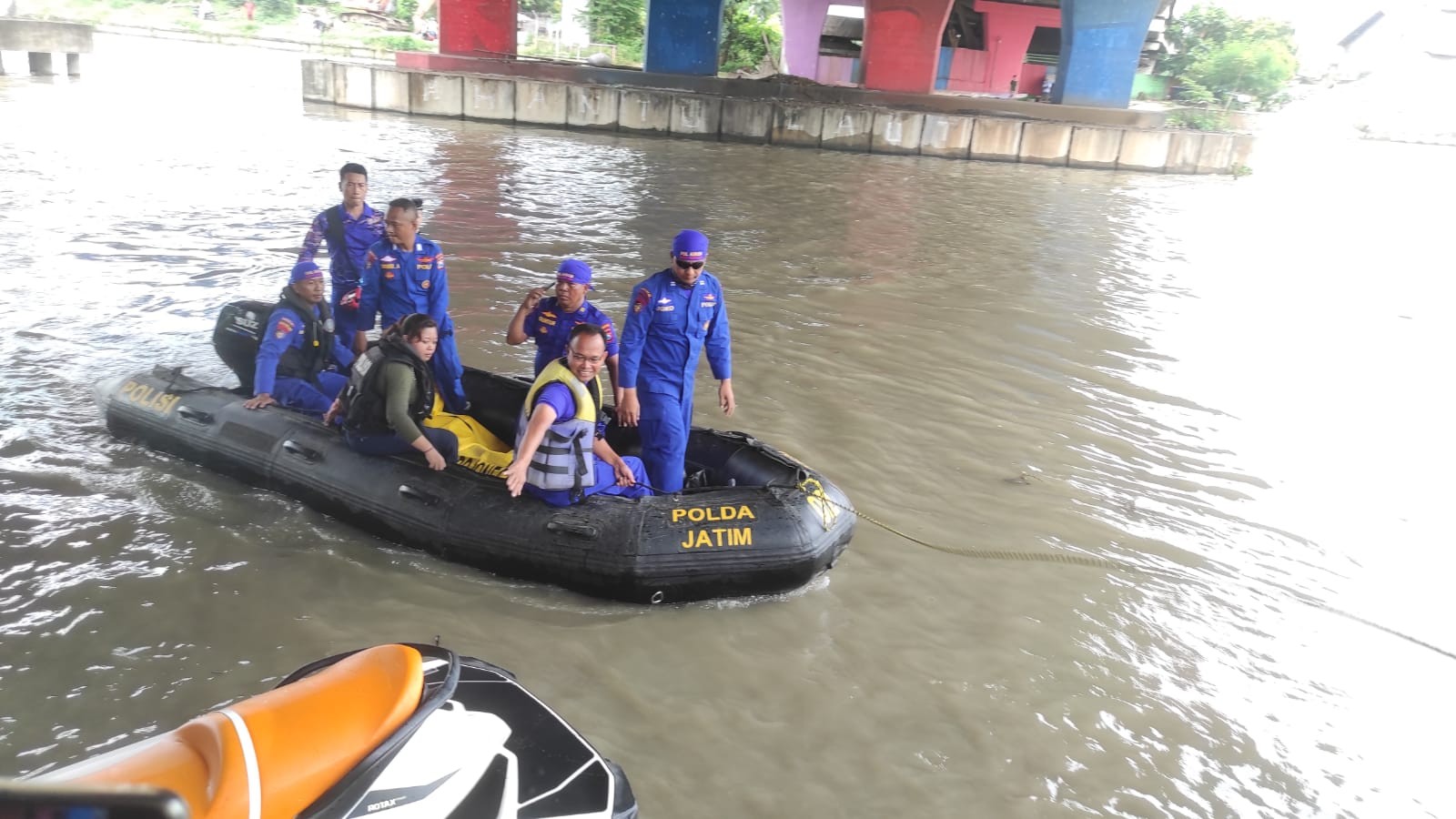 Evakuasi jenazah korban perahu tenggelam di Jalan Raya Mastrip (Foto: Andhi Dwi/Ngopibareng.id)