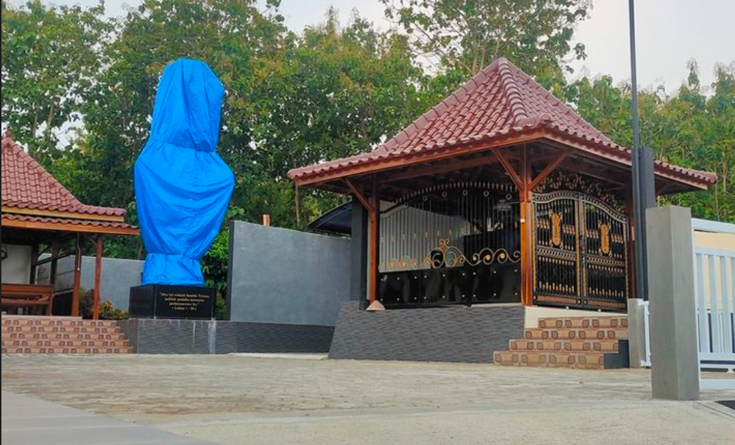Patung Bunda Maria di Rumah Doa Sasana Adhi Rasa ST Yacobus, Dusun Degolan, Kulon Progo, Yogyakarta, ditutup terpal pada Rabu, 22 Maret 2023. (Foto: kmp)
