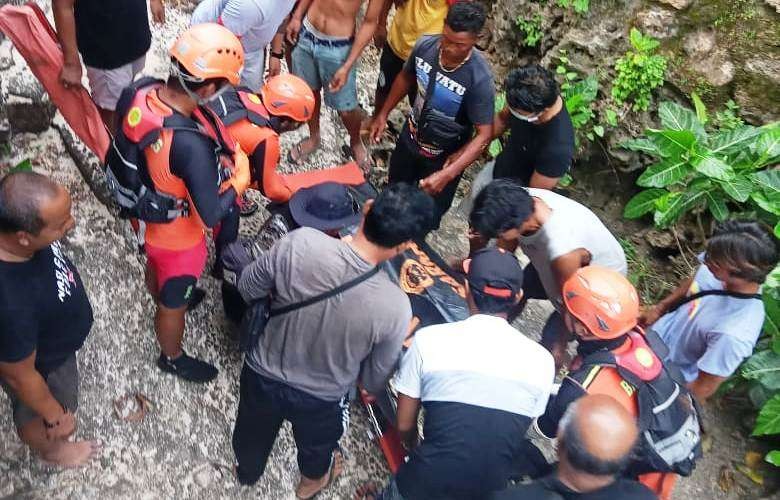 Petugas mengevakuasi jenazah korban dari lokasi penemuan (foto:Basarnas Bali)