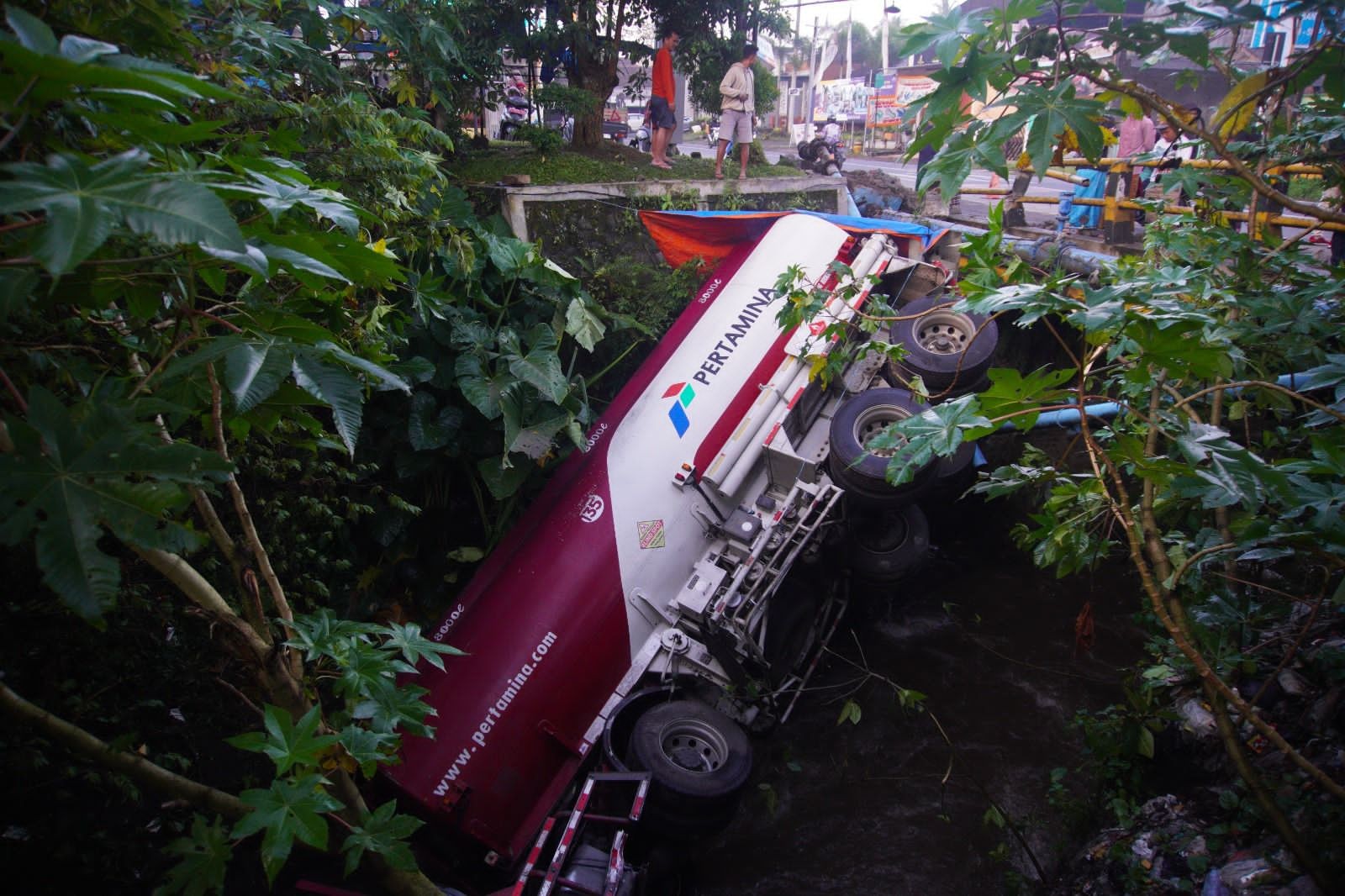 Truk mobil tangki Pertamina yang terperosok di Jurang Kecamatan Bululawang, Kabupaten Malang (Foto: Pertamina Patra Niaga Jatimbalinusra)