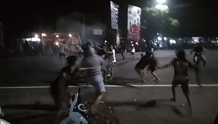 Puluhan pemuda saat terlibat aksi perang sarung di Kecamatan Gumukmas, Jember (Foto: Tangkap layar video)