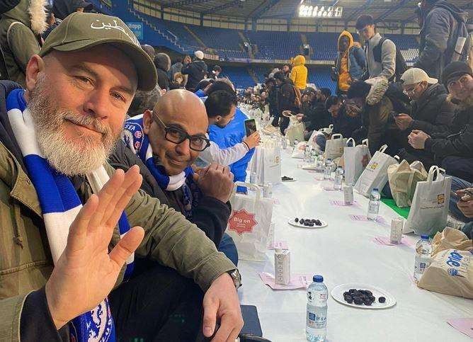 Pendukung Chelsea dari komunitas muslim London menggelar bukber di Stadion Stamford Bridge. (Foto: Twitter @OpenIftar)