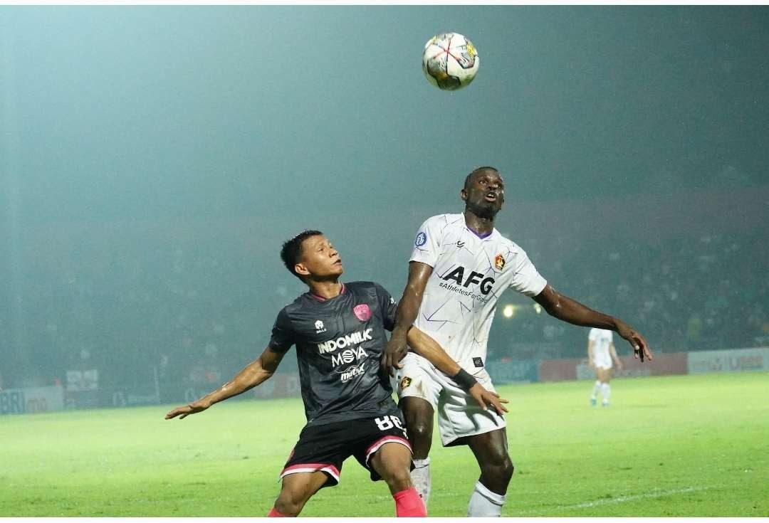 Divaldo Alves ingin pemain Persik Kediri fokus bertanding lawan Dewa United, tak memikirkan kontrak. (Foto: Media officer Persik)