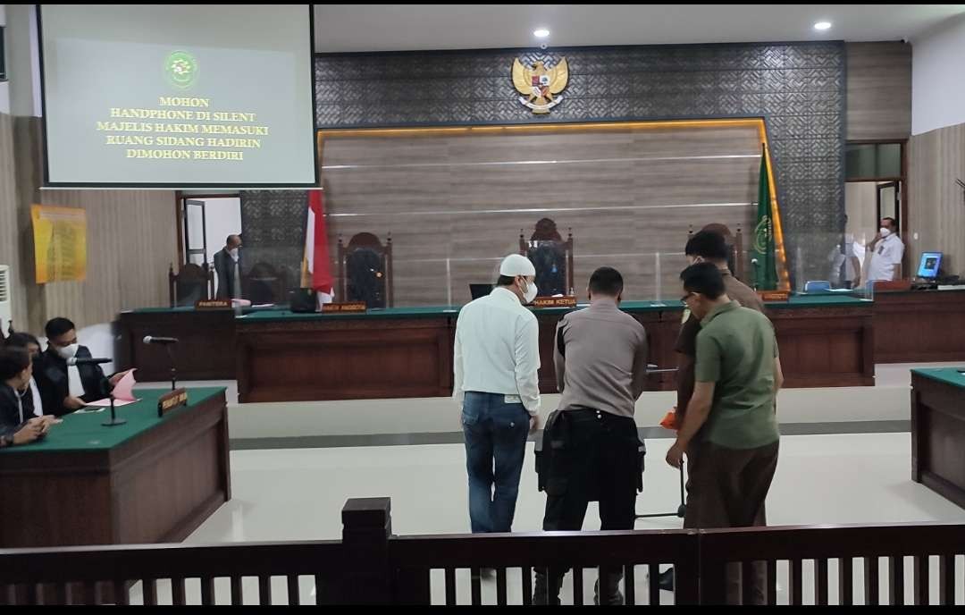 Ferry Irawan, terdakwa kasus KDRT jalani sidang perdana di PN Kota Kediri. (Foto: Fendhy Lesmana/Ngopibareng.id)