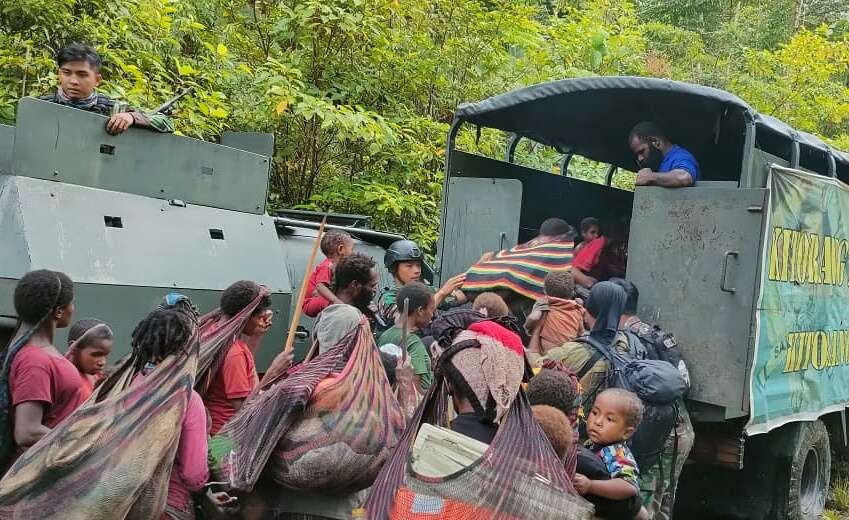Warga Distrik Koroptak, Nduga, Papua Pegunungan menghindari teror KKB dievakuasi Satgas Yonif Raider 514/SY Bondowoso dan Polres Nduga. (Foto: Penyonif Raider 514)