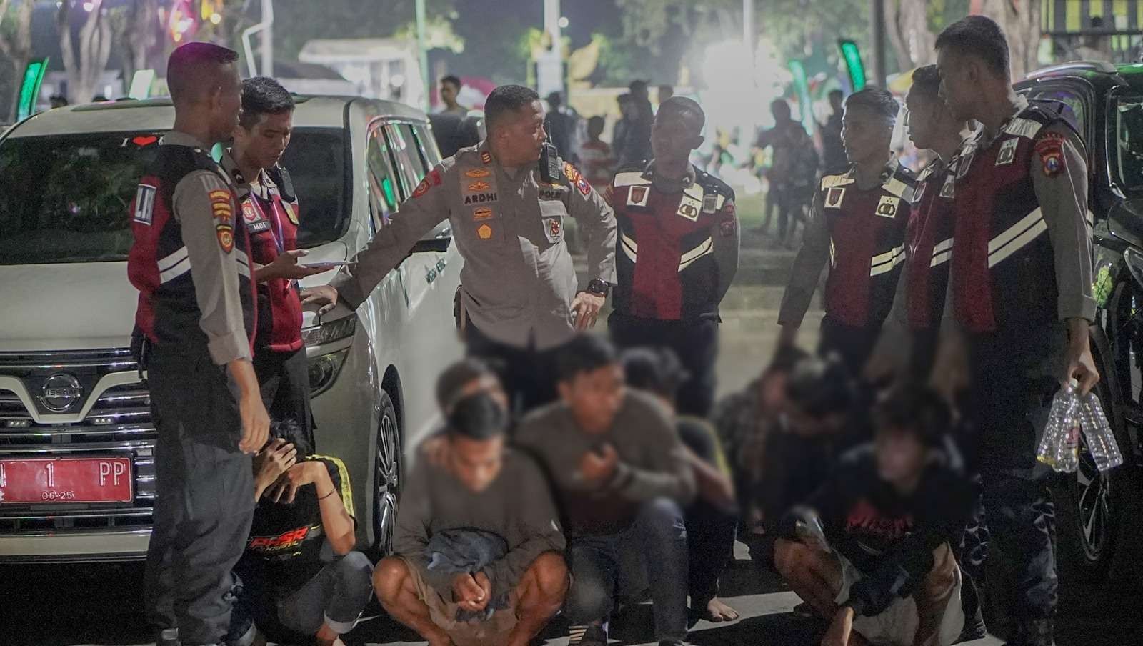 Polisi mengamankan tujuh pemuda yang menenggak minuman keras di sela-sela menghadiri konser tabligh akbar di Alun-alun Probolinggo, Jawa Timur. (Foto: Humas Polresta Probolinggo)