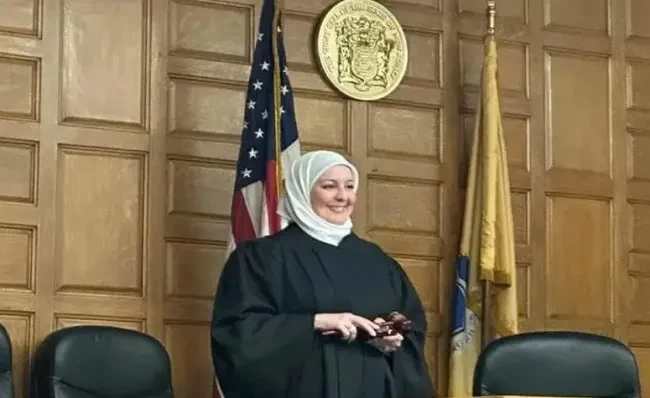 Nadia Kahf menjadi hakim berhijab pertama di Pengadilan AS. (Foto: reuters)