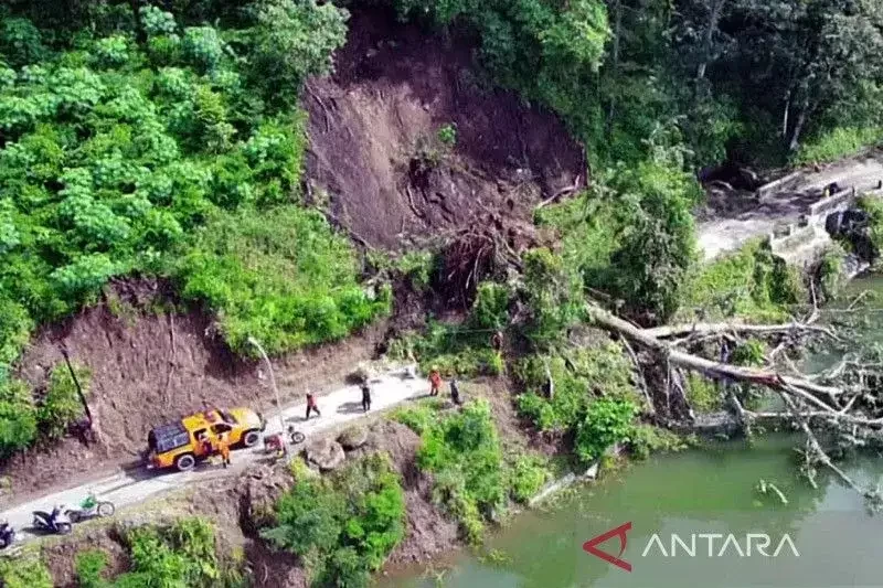 Foto udara kondisi jalan yang putus tertimbun longsor dan pohon tumbang di jalur selingkar Telaga Ngebel, Ponorogo, Minggu 26 Maret 2023. (Foto: Antara)