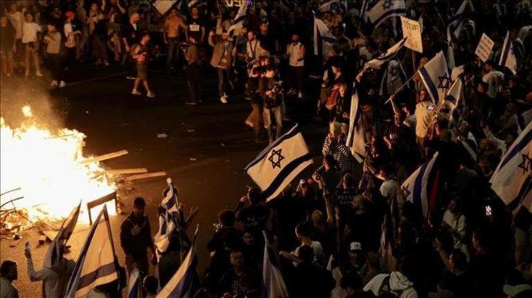 Ribuan warga Israel turun ke jalan pada Minggu (26 Maret 2023) malam sebagai tanggapan atas pemecatan secara mengejutkan Menteri Pertahanan Yoav Gallant oleh Perdana Menteri Benjamin Netanyahu. (Foto: afp)