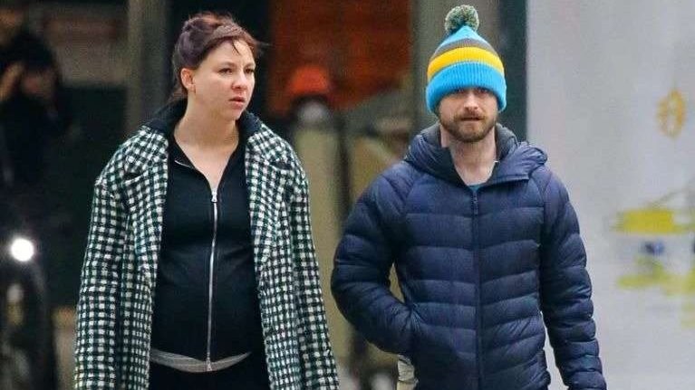 Daniel Radcliffe dan Erin Darke dengan ‘baby bump’ jalan-jalan di New York. (Foto: Twitter)
