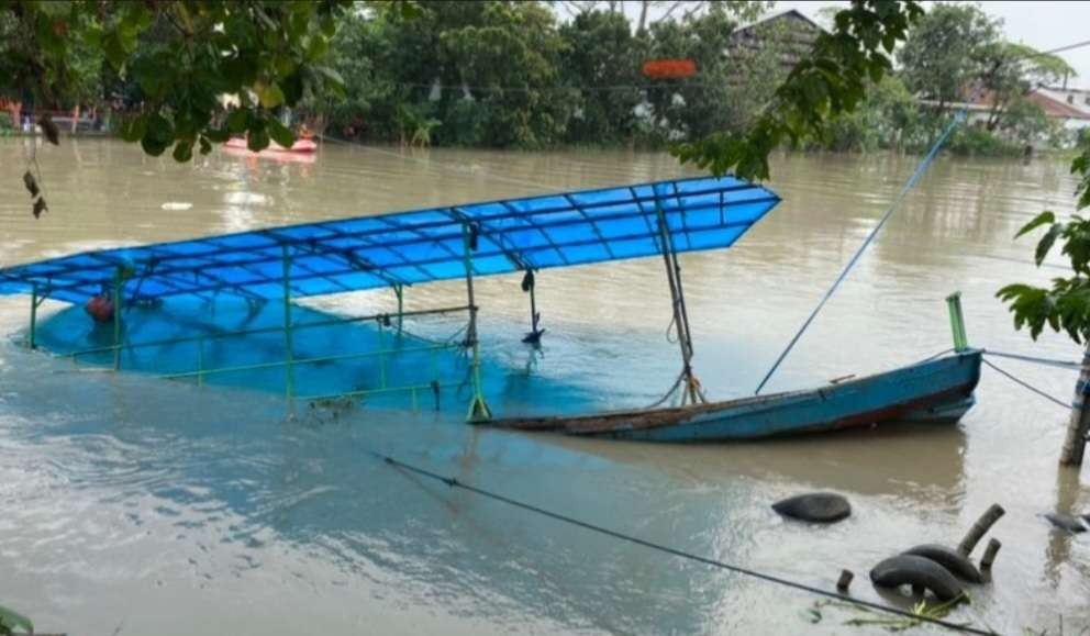 Perahu tenggelam di kawasan Jalan Raya Mastrip, Surabaya. (Foto: Andhi Dwi/Ngopibareng.id)