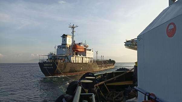 Kapal MT Kristian  pengangkut BBM jenis pertalite yang terbakar di perairan Ampenan, Mataram,ada Minggu 26 Maret 2023. (Foto: dok. Pertamina)