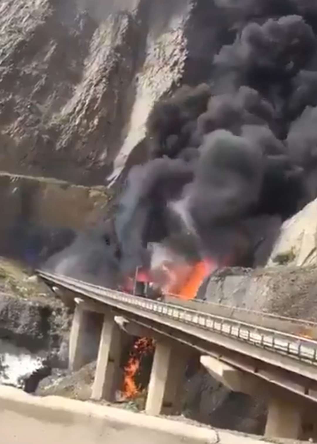 Kondisi badan bus hangus terbakar di atas jembatan. (Foto: Twitter)