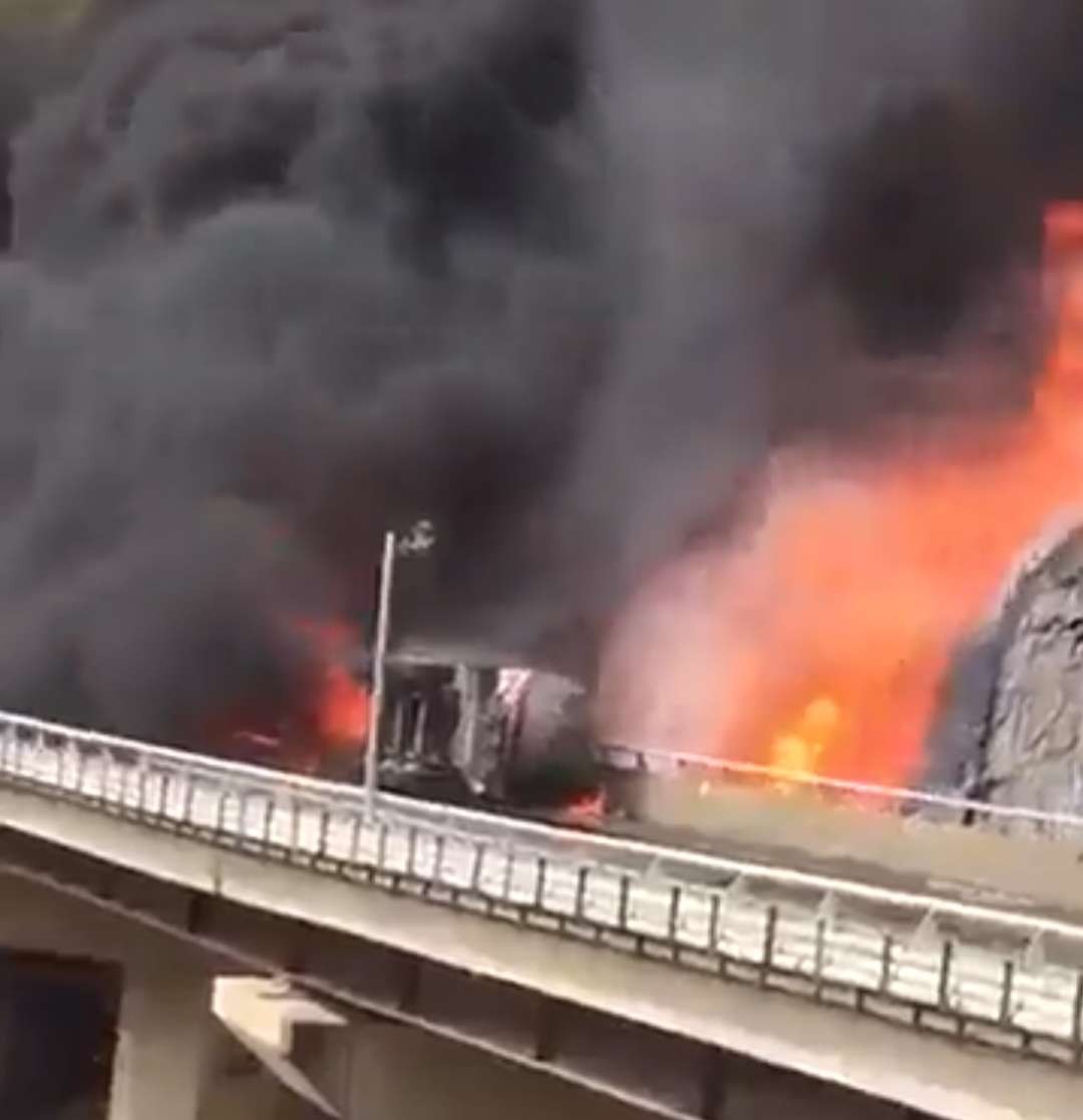 Bus rombongan jemaah umrah terbakar di jembatan. (Foto: Twitter)