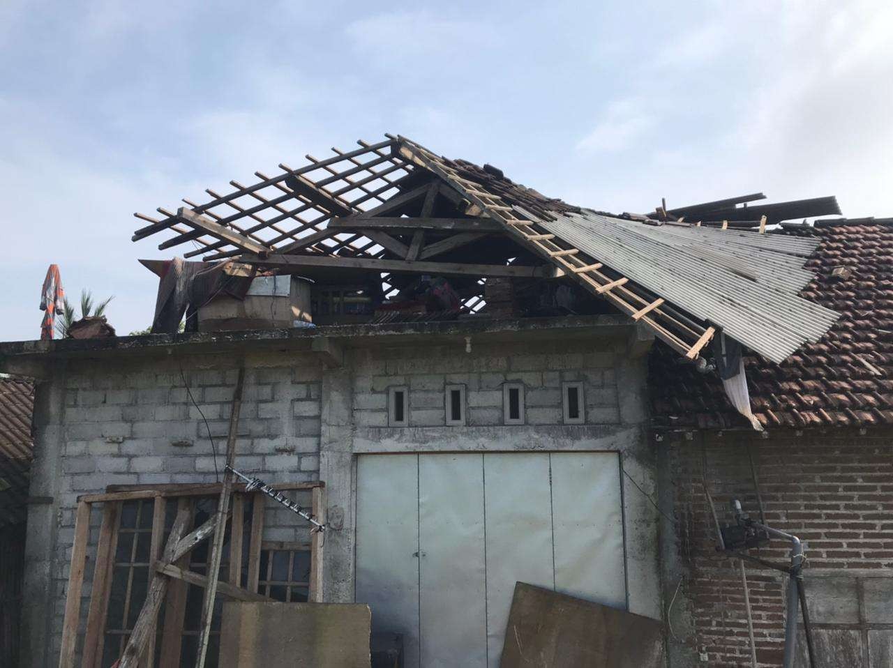 Rumah Bagian Belakang Pairan warga Lingkungan Gondanglegi Rt 02 Rw 05 kelurahan Sutojayan kabupaten Blitar rusak, akibat diterjang angin kecang, Selasa 28 Maret 2023. (Foto: istimewa)