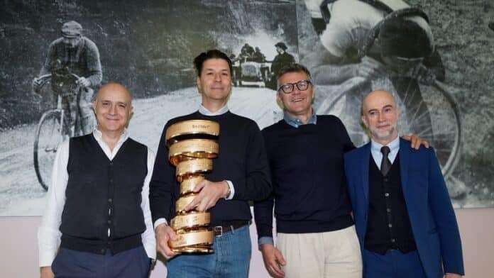 Penandatanganan kerjasama antara RCS Sport penyelenggara Giro d'Italia dengan produsen sepeda Colnago.