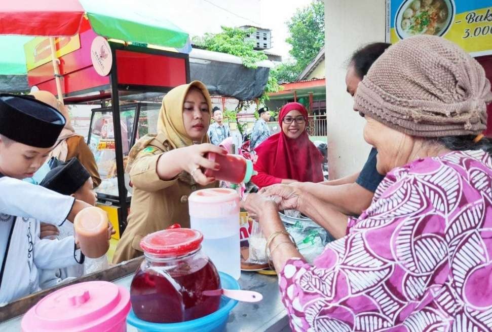 Ning Ita borong jajanan di Kampung Ramadan. (Foto: Dok. Diskominfo)
