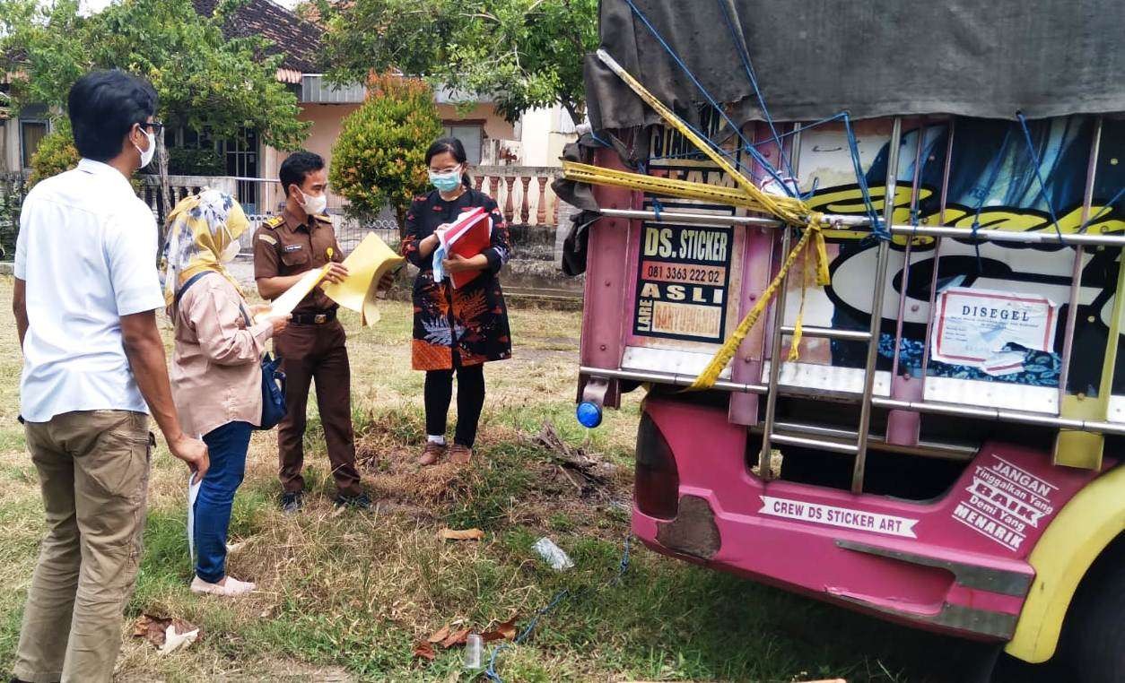 Petugas Kejaksaan Negeri Banyuwangi mengecek barang bukti yang dilimpahkan dari BPOM RI (Foto: Istimewa)