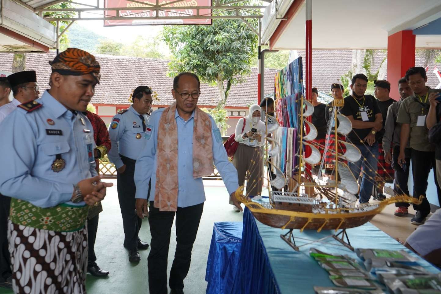 Kakanwil Kemenkumham Jatim saat melihat pameran hasil karya warga binaan. (Foto: Aini Arifin/Ngopibareng.id)