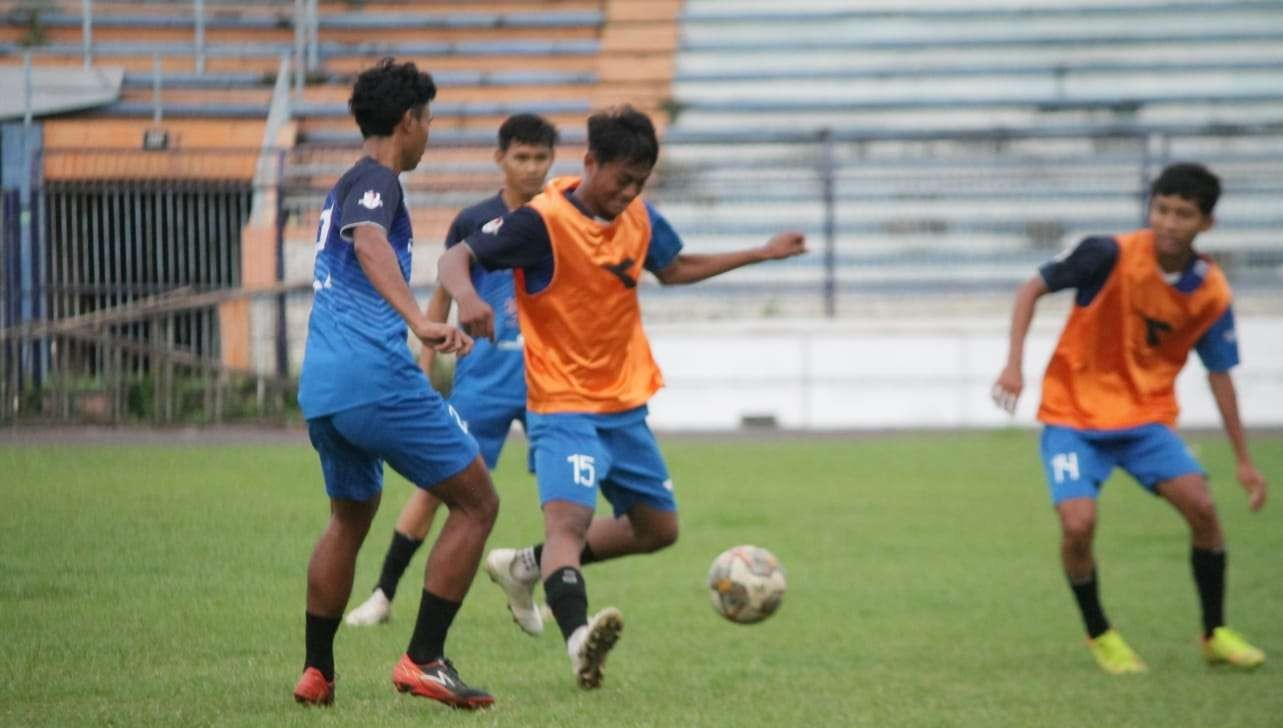 Tim sepak bola putra Kabupaten Lamongan proyeksi Porprov Jatim 2023 saat berlatih di bulan Ramadan (Foto: Imron Rosidi/Ngopibareng.id)