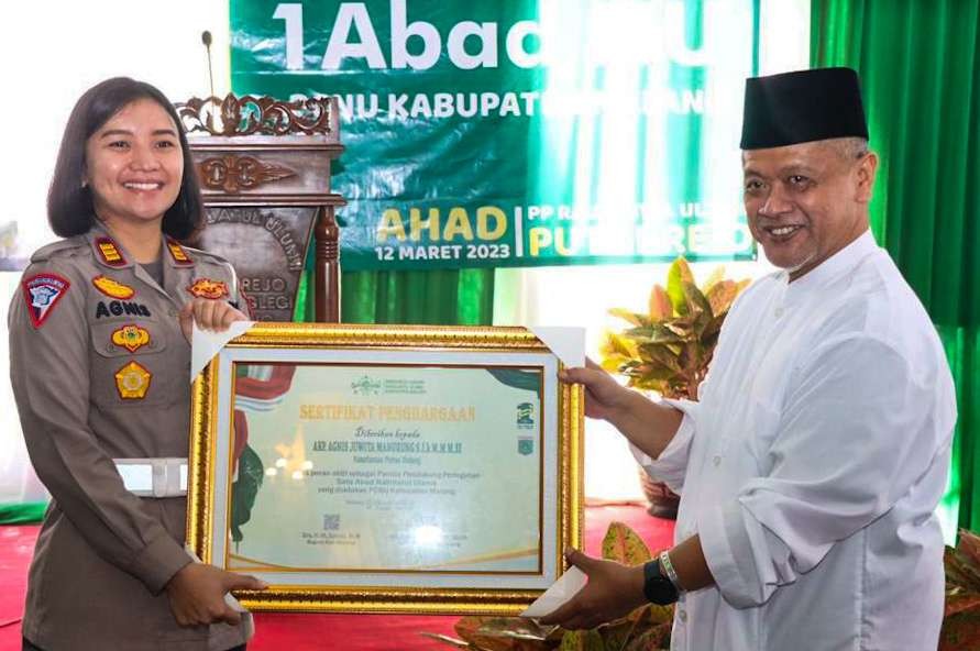 AKP Agnis menerima penghargaan Harlah 1 Abad NU di Malang. (Foto: Aini Arifin/Ngopibareng.id)