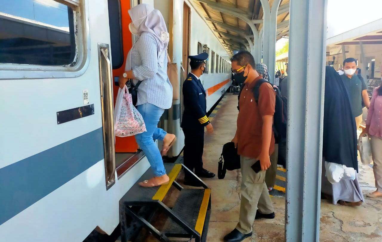 Masyarakat dilarang melakukan ngabuburit di jalur kereta api. (Foto: Muh Hujaini/Ngopibareng.id)
