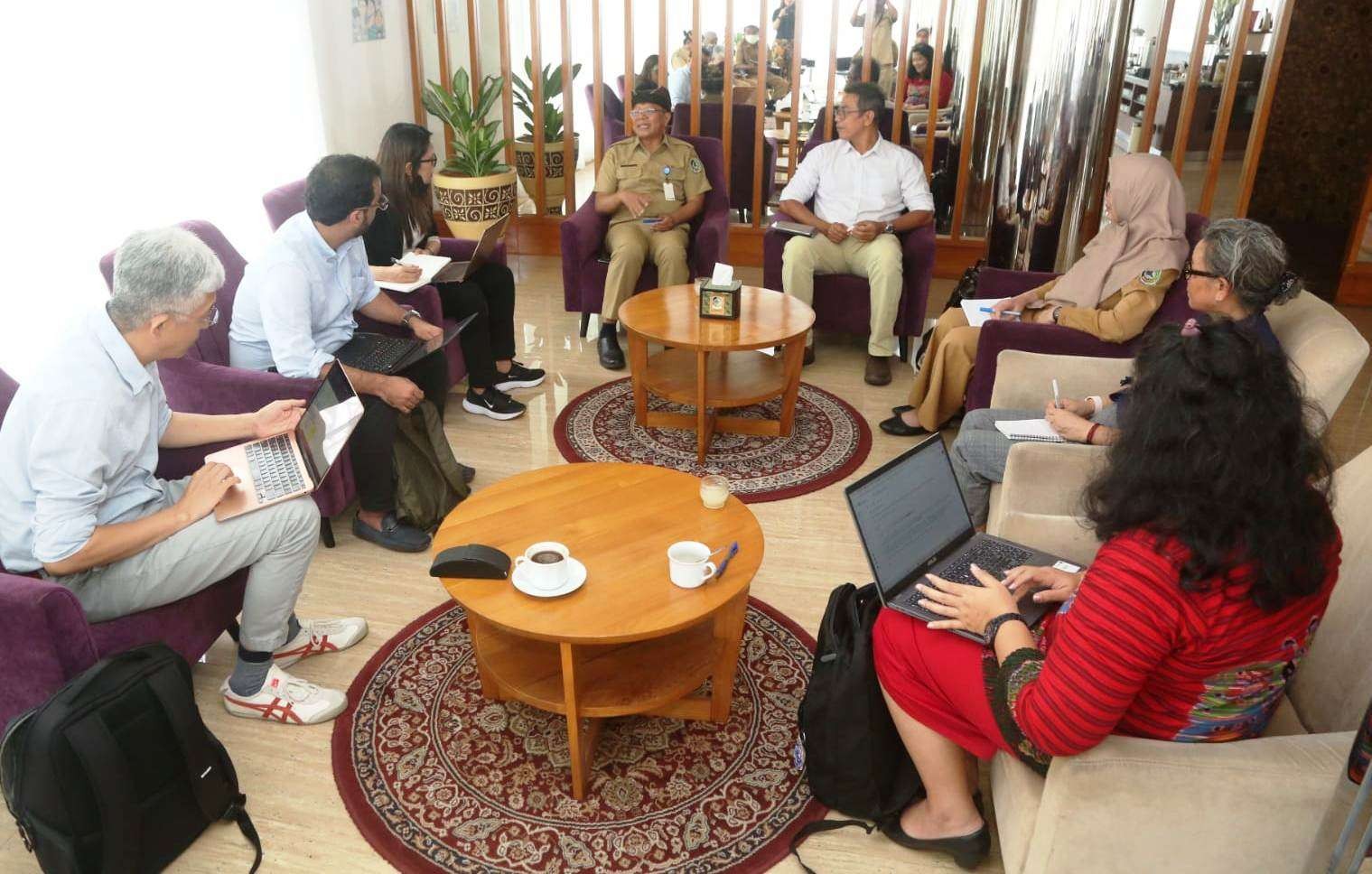 Tim dari UNCDF berdiskusi dengan perwakilan OPD berkaitan dengan Smart Green ASEAN Cities. (Foto: Humas Pemkab Banyuwangi)