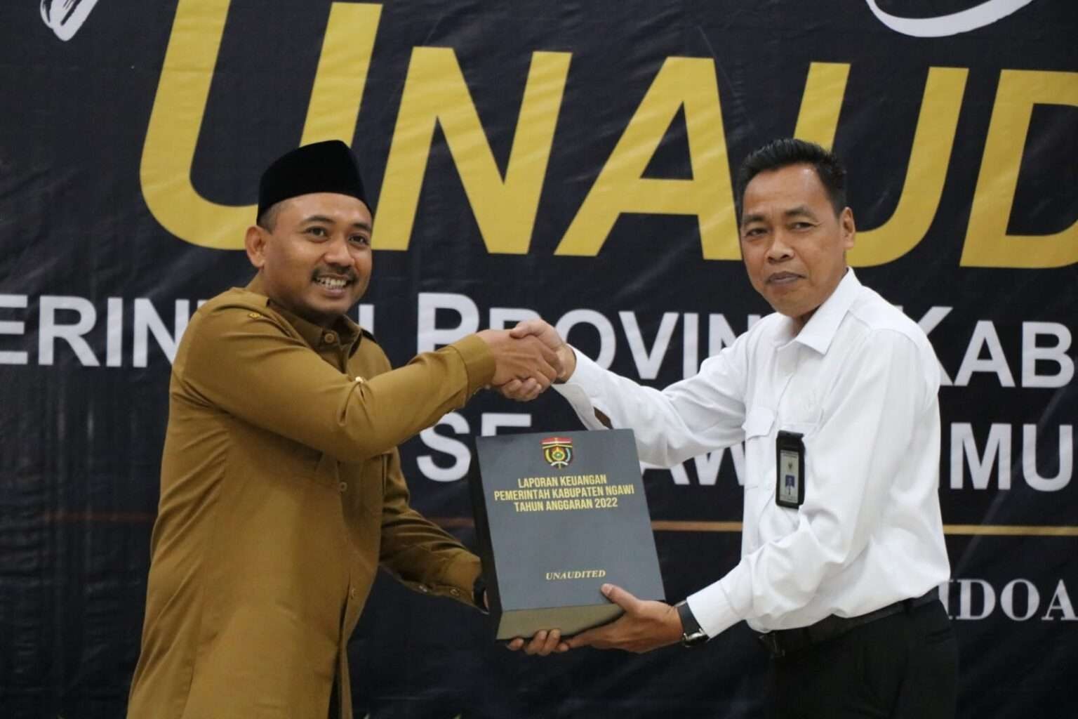 Bupati Ngawi Ony Anwar menyerahkan Laporan Keuangan Pemerintah Daerah (LKPD) Unaudited Tahun 2022 kepada BPK Jatim di Ruang Auditorium BPK Jatim, Senin 27 Maret 2023. (Foto: Instagram @masonyanwar)