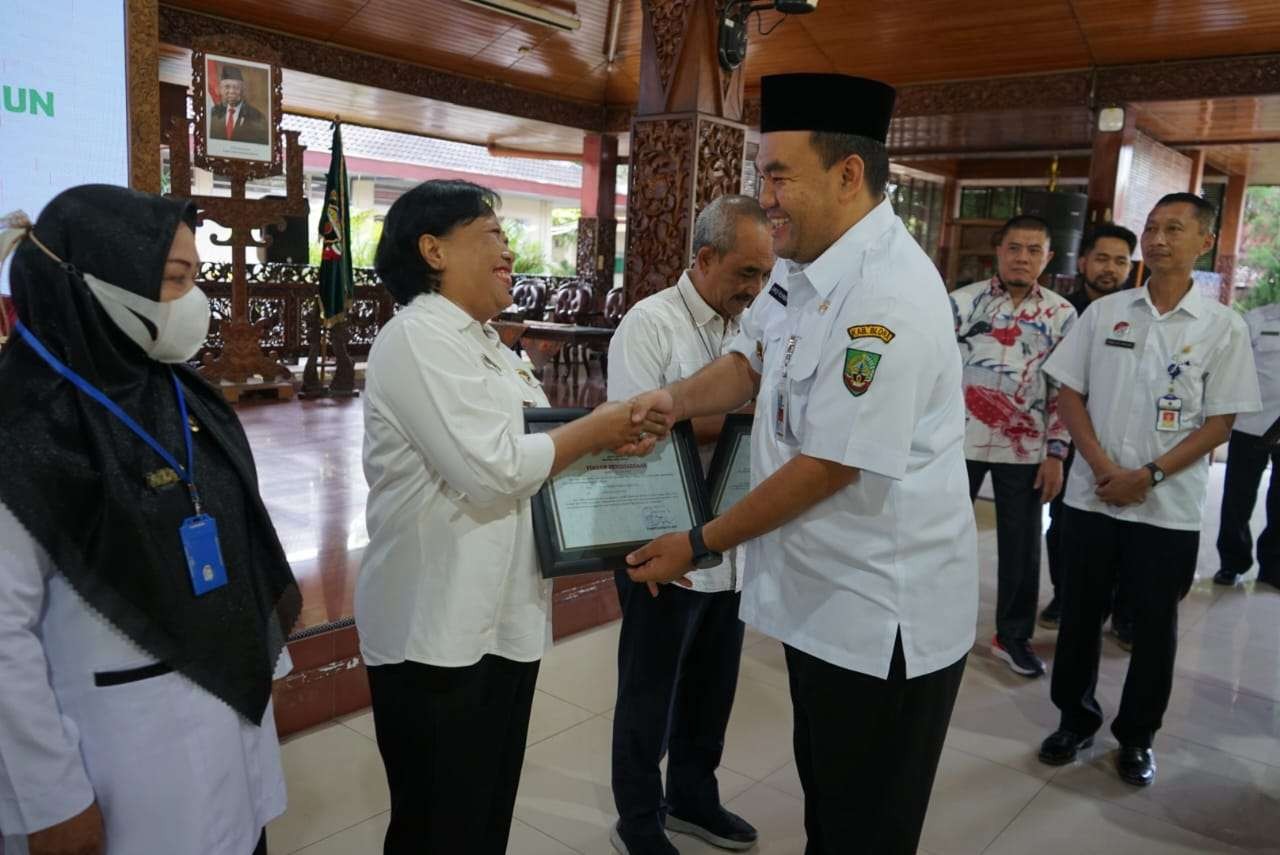 Bupati Blora Arief Rohman menyerahkan SK Pensiun dan Piagam penghargaan (Foto: Humas Pemkab Blora)