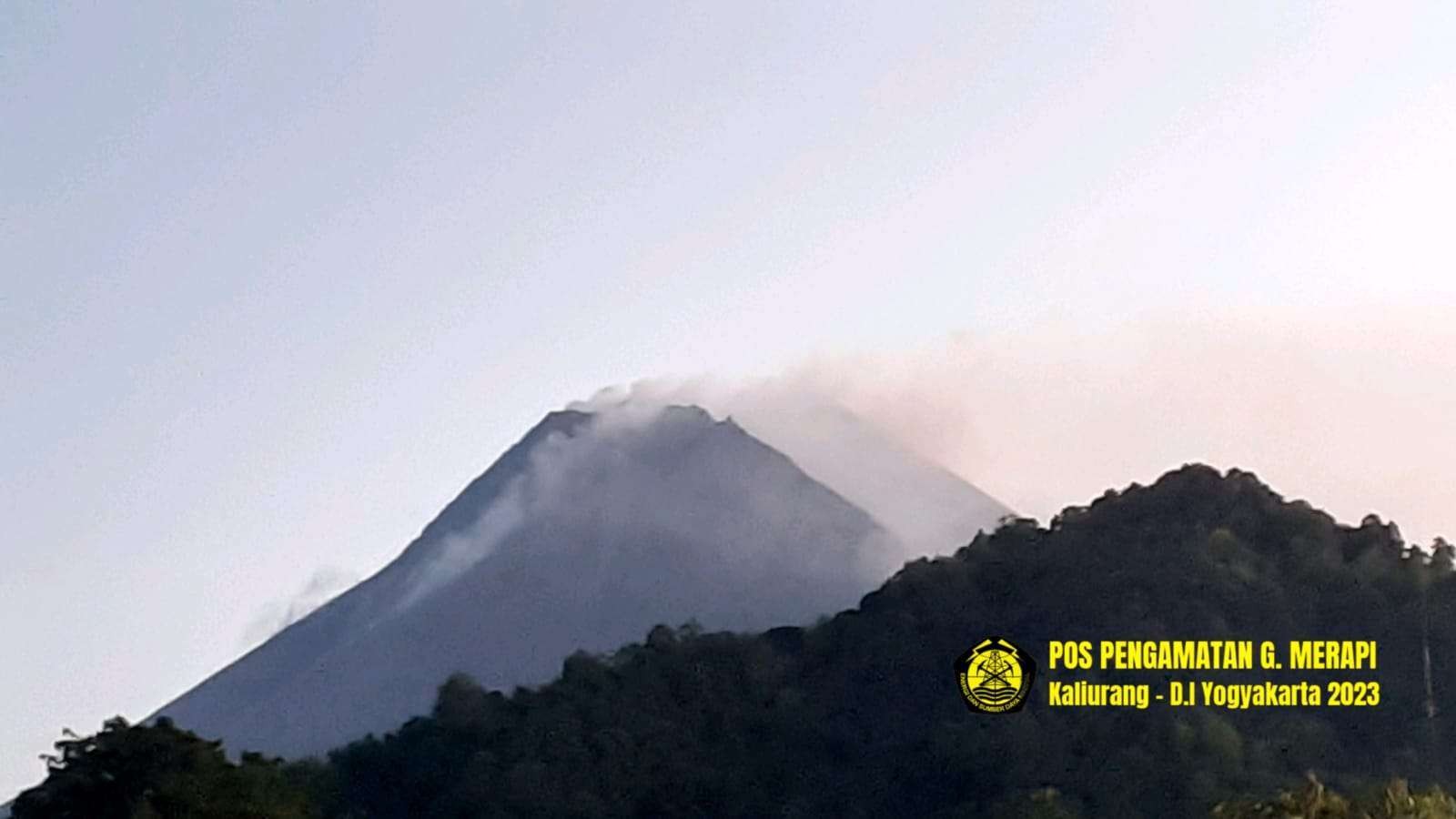Gunung Merapi dilihat dari Pos Pengamatan Kaliurang, Yogyakarta  pada Rabu 29 Maret 2023. (Foto: dok. magma.esdm)