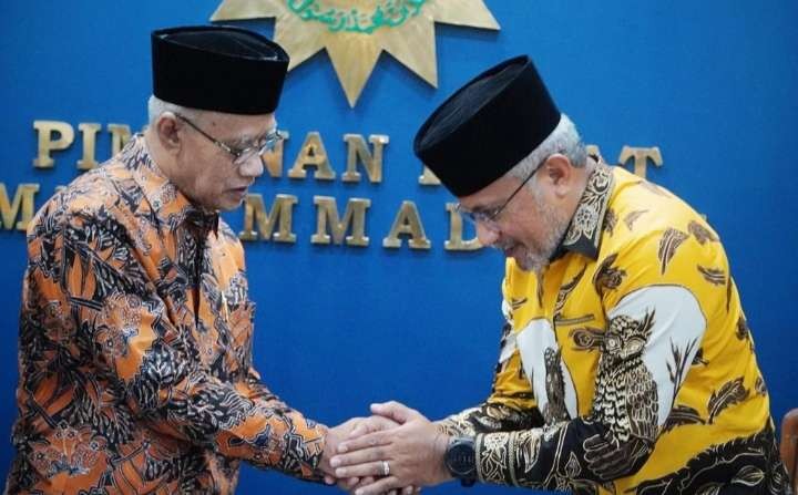 Ketua Umum Pimpinan Muhammadiyah Haedar Nashir saat menerima kunjungan Kepala Densus 88 Anti Teror, Marthinus Hukom.(Foto: Infokom Muhammadiyah)