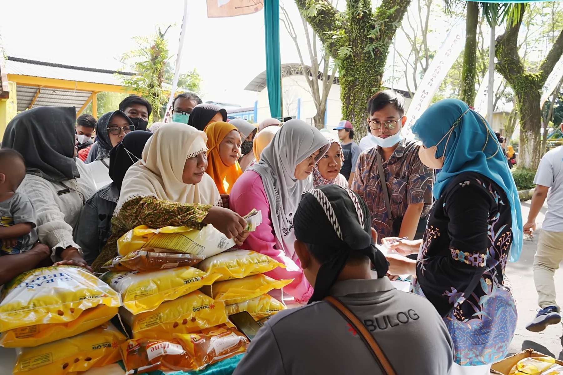Pemerintah Kabupaten Lumajang, Jawa Timur, menggelar Pasar Pangan Murah Berkualitas untuk menstabilkan harga sejumlah bahan pokok. (Foto: Dok Lumajang)