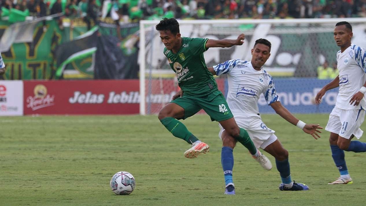 Penampilan pemain Persebaya, Catur Arief Pamungkas saat melawan PSIS Semarang di putaran pertama lalu. (Foto: Fariz Yarbo/Ngopibareng.id)