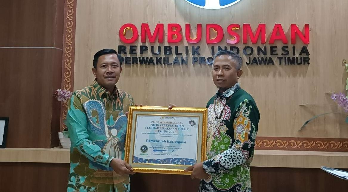 Wakil Bupati Ngawi Dwi Rianto menerima secara langsung penghargaan dari Ombudsman RI sebagai daerah dengan predikat Kepatuhan Tinggi (Zona Hijau) atas Kepatuhan Standar Pelayanan Publik tahun 2022.