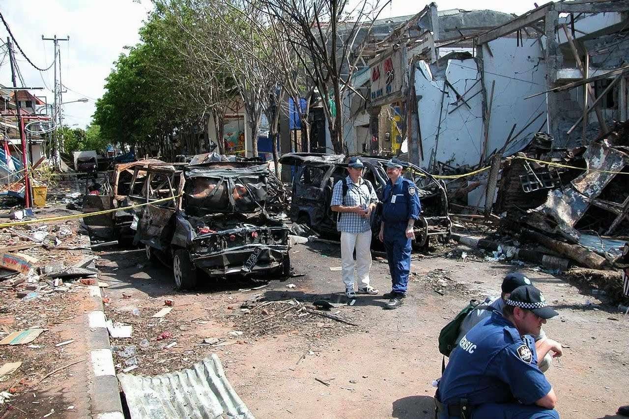 Kerusakan akibat tragedi bom Bali I di Legian-Bali di tahun 2002. (Foto: National Museum Australia)
