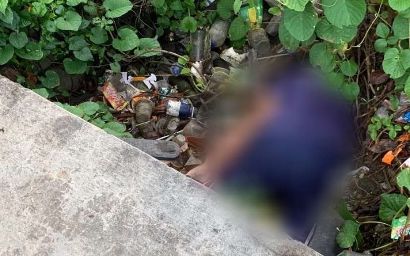 Mayat pria ditemukan di saluran air Jalan Ray Lidah Wetan (Foto: Command Center 112)
