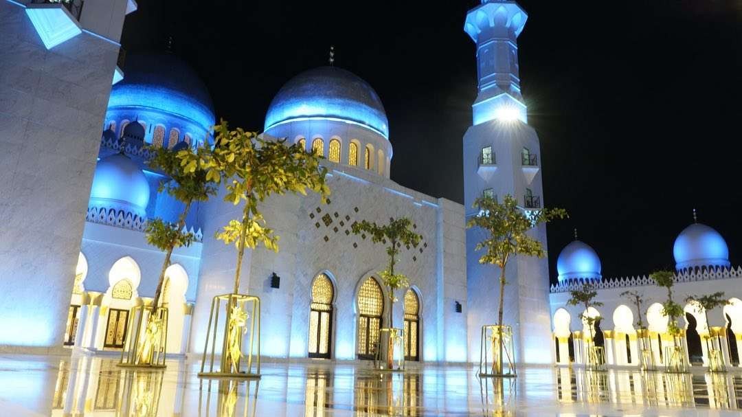 Masjid Raya Syekh Zeyed Solo pada waktu malam. (Ilustrasi)