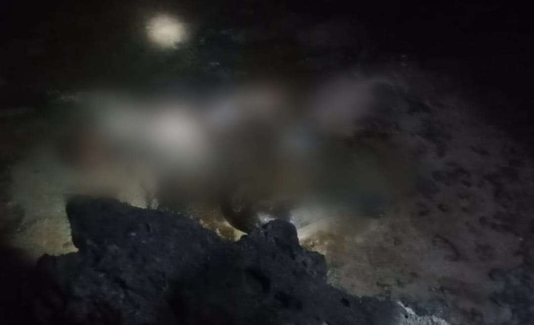 Mayat pria tanpa identitas ditemukan di Pantai Candrian Banyuwangi. (Foto: Istimewa)