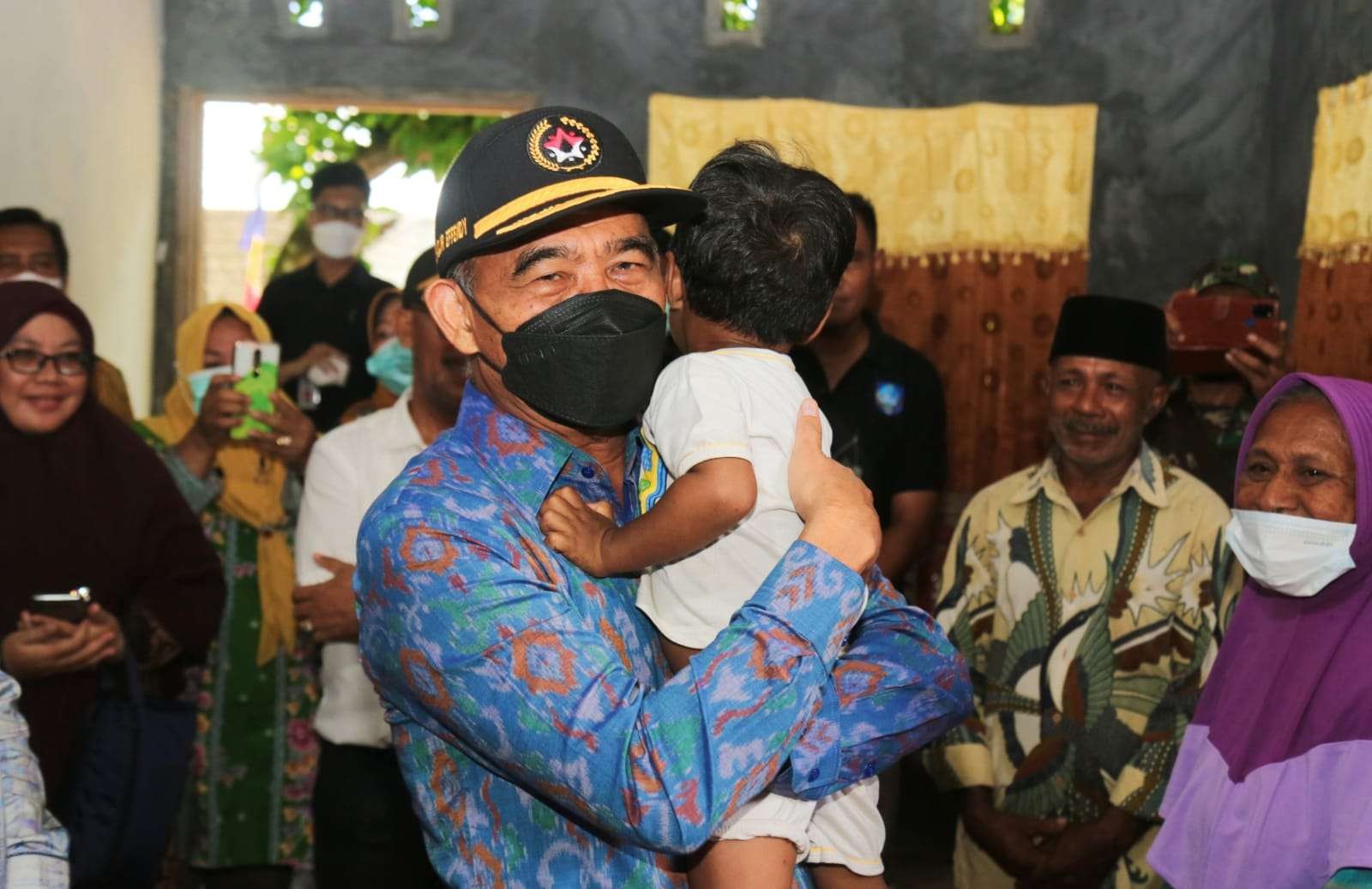 Menko PMK Muhadjir Effendy saat melakukan kunjungan kerja dalam rangka peninjauan pelaksanaan penanganan stunting di Maluku Utara, pada 11 Juni 2022. (Foto: ANO/Ngopibareng.id)