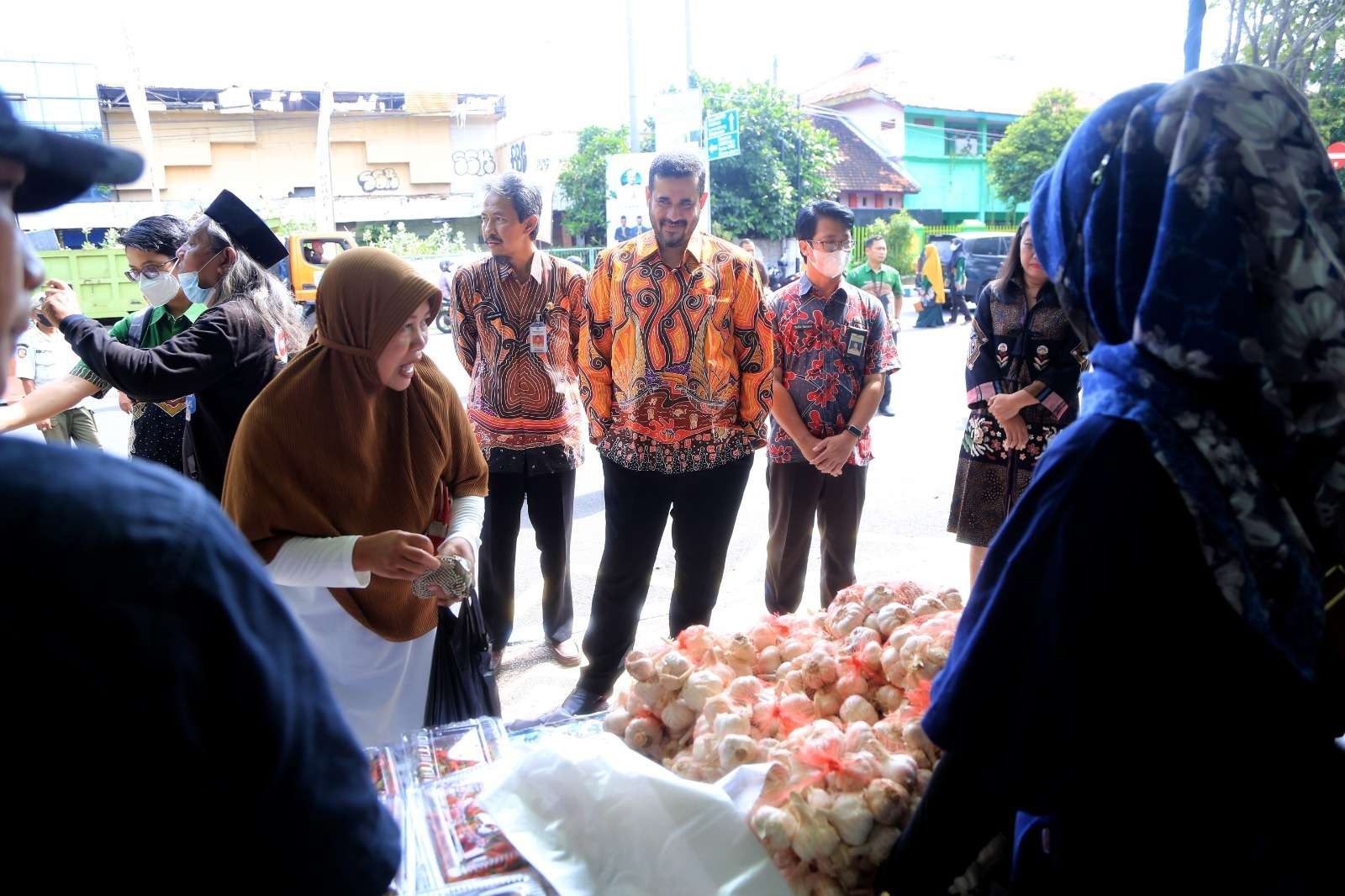 Walikota Probolinggo, Habib Hadi Zainal Abidin sempat meninjau stan-stan penjual pangan yang difasilitasi Dinas Pertanian dan Ketahanan Pangan Pemprov Jatim bersama Dinas Ketahanan Pangan Pertanian dan Perikanan Pemkot Probolinggo. (Foto: Istimewa)