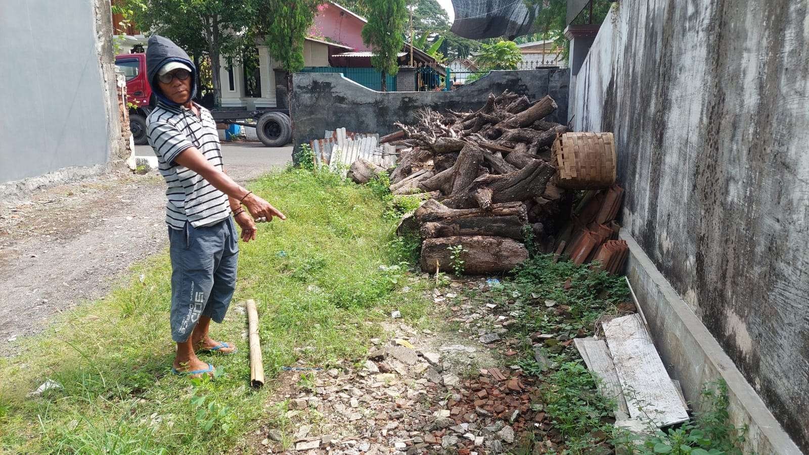 Warga menunjukkan lokasi gerobak sampah yang ia parkir di Jalan Cempaka, Kota Probolinggo, yang kemudian hilang dicuri. (Foto: Ikhsan Mahmudi/Ngopibareng.id)
