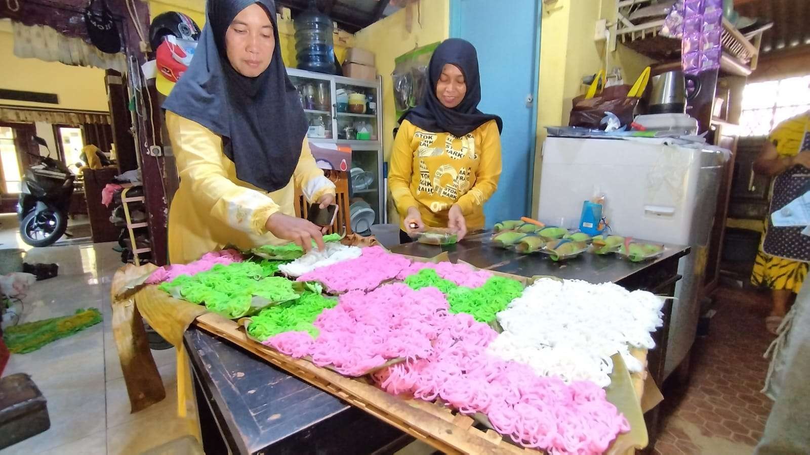 Eka menunjukkan kue patola buatannya. Setiap hari dia memproduksi 1.250 bungkus kua patola (Foto: Muh Hujaini/Ngopibareng.id)