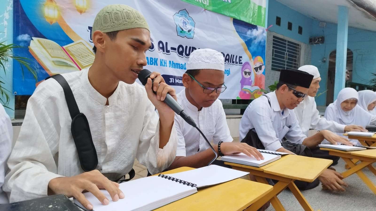 Eko Prasetyo sedang melakukan tadarus Al Quran di Pondok Pesantren Anak Berkebutuhan Khusus KH Ahmad Dahlan Banyuwangi (Foto: Muh Hujaini/Ngopibareng.id)