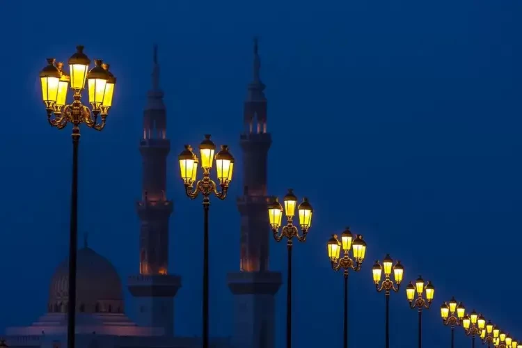 Masjid Aisyah dan keindahan malam hari, peluang meningkatkan ibadah Ramadan. (Foto: ilustrasi)