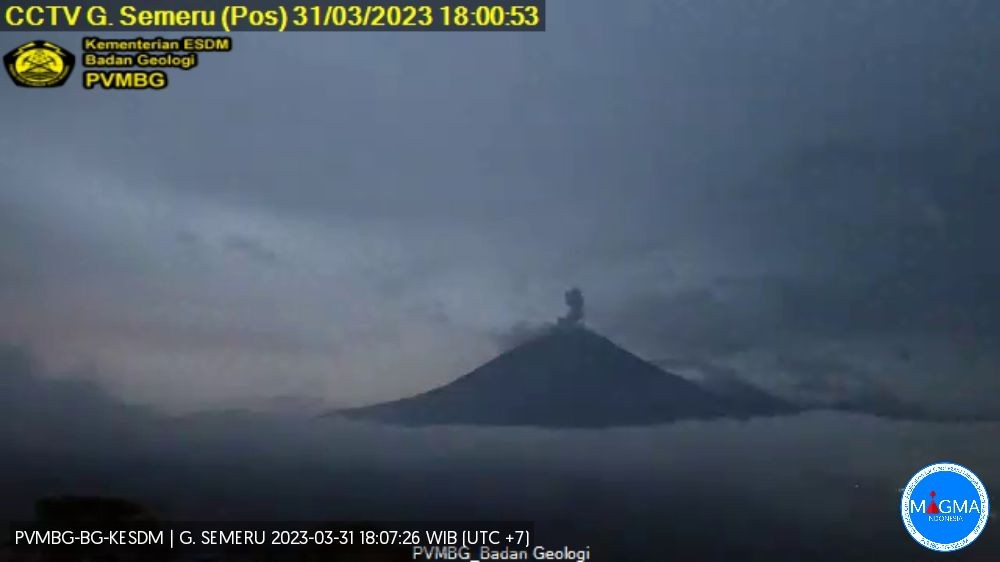 Gunung Semeru pada pengawan foto sepanjang Jumat 31-3-2023. (Foto: magma.esdm)
