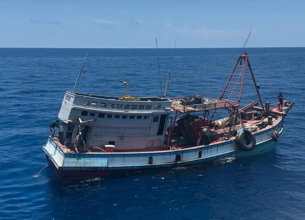 Kapal ikan asing berbendera Vietnam ditangkap tim Kementerian Kelautan dan Perikanan (KKP) saat menangkap ikan secara illegal di Perairan Zona Ekonomi Eksklusif Indonesia (ZEEI) Laut Natuna Utara. (Foto: dok. KKP)