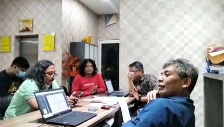 Sebanyak lima wartawan di Surabaya jadi korban pengeroyokan, saat liputan penyegelan diskotek di Surabaya. (Foto: Dokumentasi narasumber)