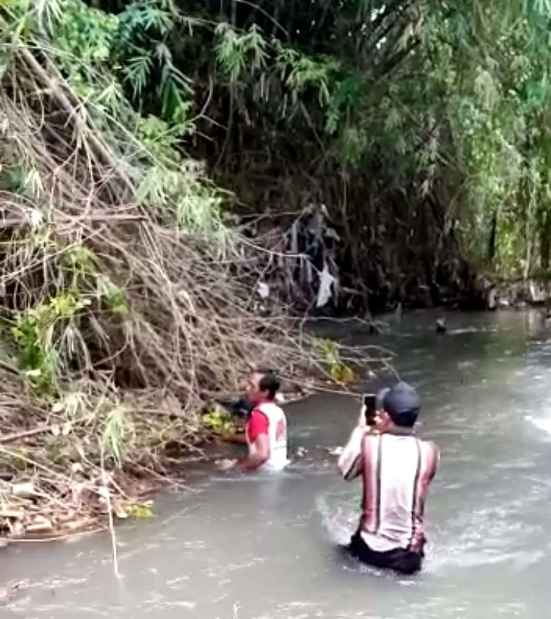 Menginjak hari terakhir pencarian yang berlangsung selama tujuh hari, warga akhirnya berhasil temukan korban tenggelam, bocah berusia 10 tahun, M. Alvian Sausa Endriano. (Foto: Istimewa Tangkapan Layar Video)